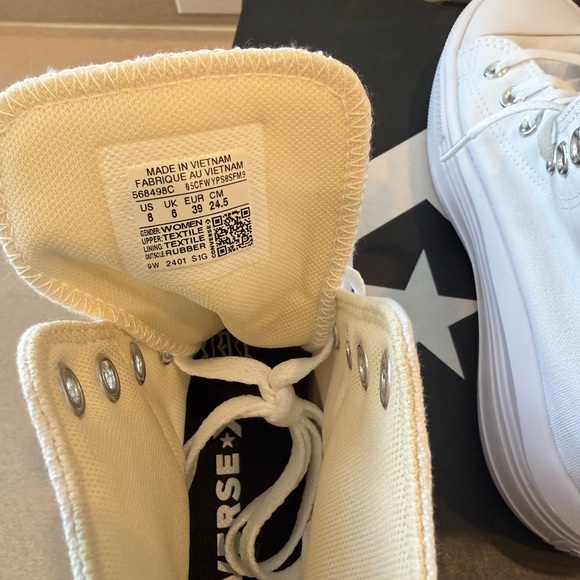 NIB Women’s Converse Chuck Taylor size 8 White platform Sneakers - Picture 3 of 9